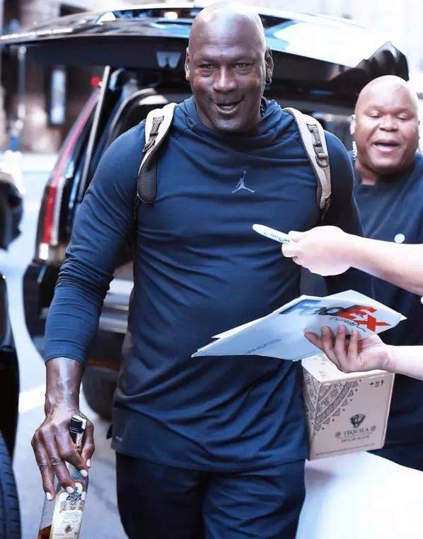 天博登录入口-重磅！广州队集结日官宣签约夏洛特黄蜂围绕荷甲绝杀压哨，巴塞罗那围绕西甲状态回暖的简单介绍